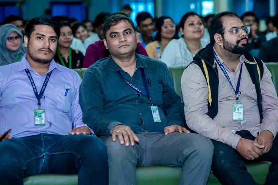 faculty-and-students-attending-seminar-at-sahajpath-college-of-pharmacy