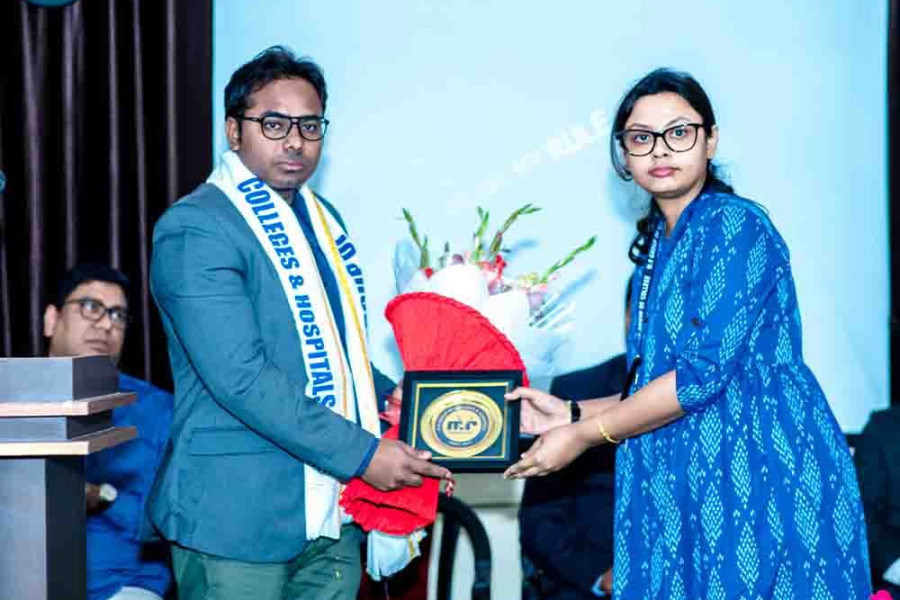 guest-felicitation-with-award-and-bouquet-at-sahajpath-college-of-pharmacy