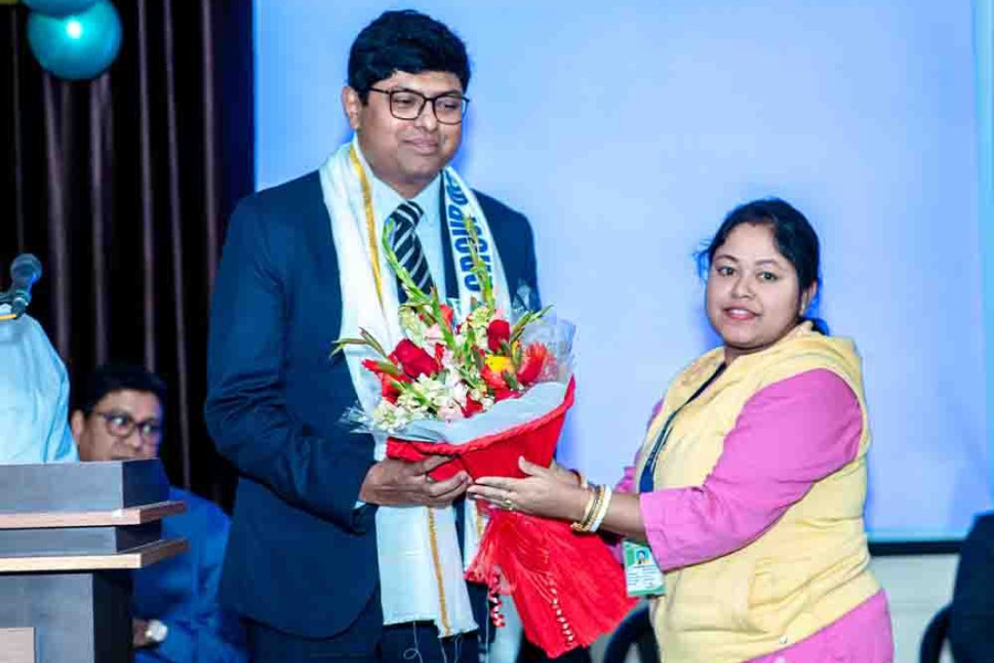 chief-guest-receiving-floral-tribute-at-sahajpath-college-of-pharmacy