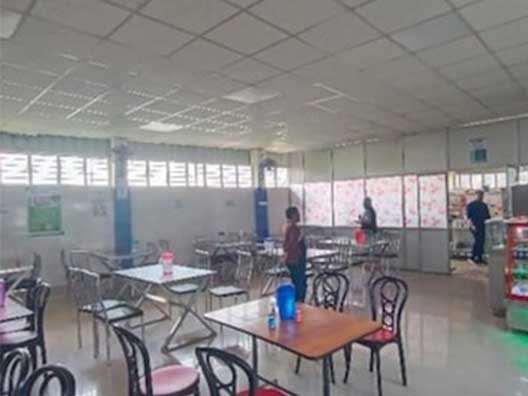 indoor-cafeteria-and-dining-hall-facilities-for-students-on-campus